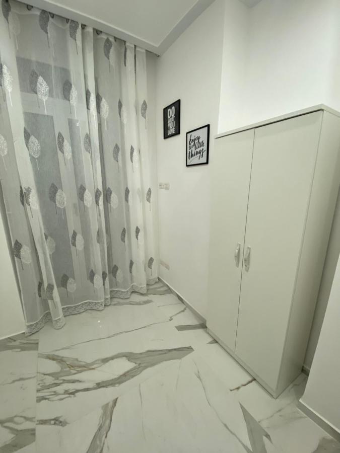 White House * Naples